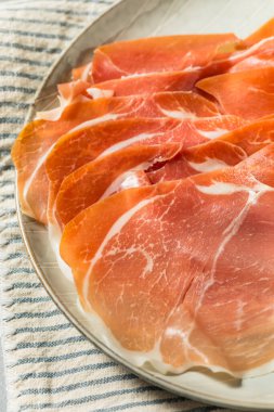 Dilimlenmiş İtalyan Prosciutto Jambonu Yemeye Hazır