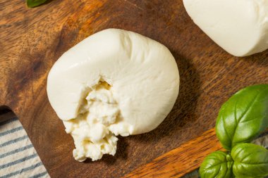 Yapışkan merkezli organik kremalı beyaz burrata peyniri.