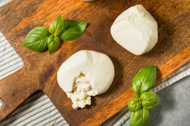 Yapışkan merkezli organik kremalı beyaz burrata peyniri.