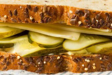 Mayonez ve peynirli ev yapımı kremalı sandviç.