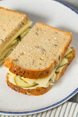 Mayonez ve peynirli ev yapımı kremalı sandviç.