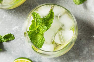 Pırıl pırıl Hugo Kokteyli Naneli ve Şampanyalı