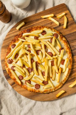 Patates kızartması ve sosisli ev yapımı İtalyan pizzalı Americano.