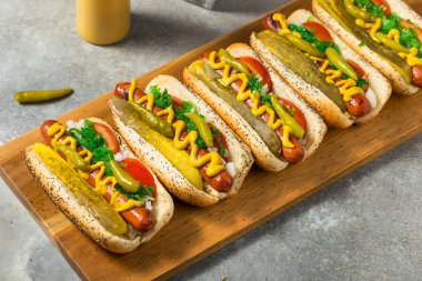 Hardal ve Spor Biberli Chicago Stili Sosisliler