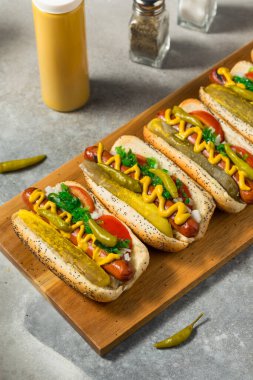 Hardal ve Spor Biberli Chicago Stili Sosisliler