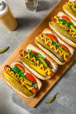 Hardal ve Spor Biberli Chicago Stili Sosisliler