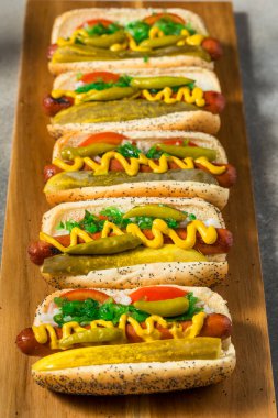 Hardal ve Spor Biberli Chicago Stili Sosisliler