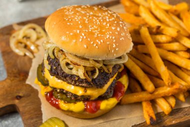 Ev yapımı Chicago Big Baby Cheeseburger, turşu ve soğanlı.