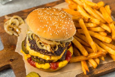 Ev yapımı Chicago Big Baby Cheeseburger, turşu ve soğanlı.