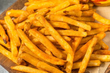 Tuzlu ve biberli kızarmış patates kızartması.