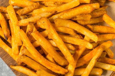 Tuzlu ve biberli kızarmış patates kızartması.