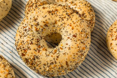 Ev yapımı her şey sarımsaklı simit ve haşhaş tohumlu.