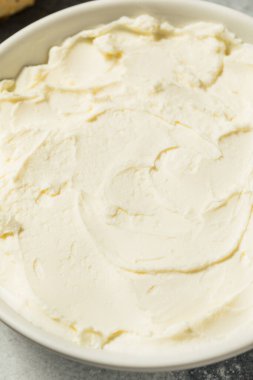 Bagel koymak için organik kremalı krem peynir.