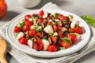 Mozzarella 'lı Sağlıklı Domates Basil Caprese Salatası