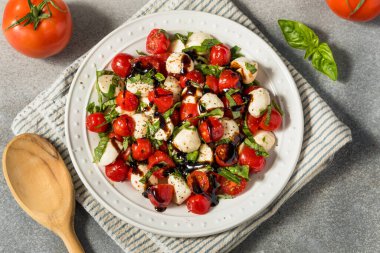 Mozzarella 'lı Sağlıklı Domates Basil Caprese Salatası