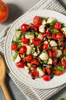 Mozzarella 'lı Sağlıklı Domates Basil Caprese Salatası
