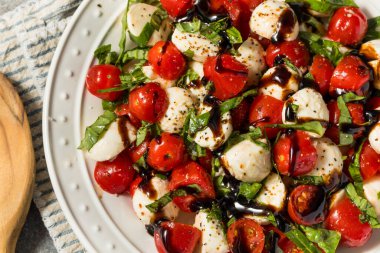 Mozzarella 'lı Sağlıklı Domates Basil Caprese Salatası