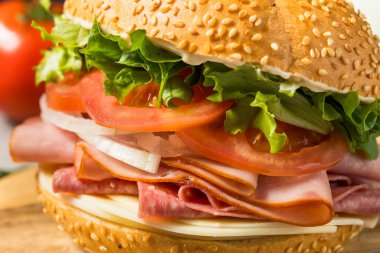 Marul ve domatesli ev yapımı jambonlu sandviç.