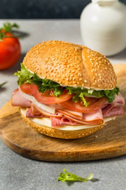 Marul ve domatesli ev yapımı jambonlu sandviç.