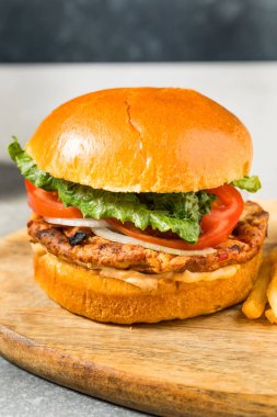 Izgara Chipotle Tavuk Burger soğanlı domates ve marullu