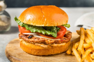 Izgara Chipotle Tavuk Burger soğanlı domates ve marullu