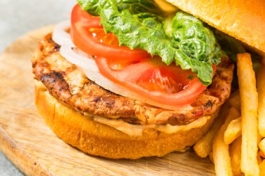 Izgara Chipotle Tavuk Burger soğanlı domates ve marullu