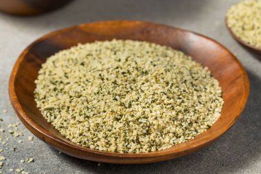 Organik Çiğ kenevir tohumları kasede