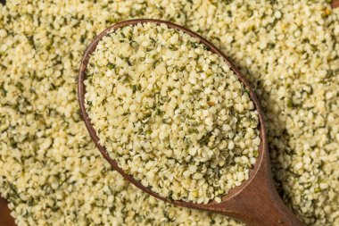 Organik Çiğ kenevir tohumları kasede