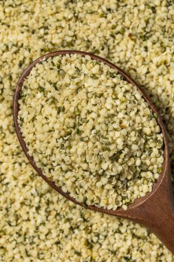 Organik Çiğ kenevir tohumları kasede