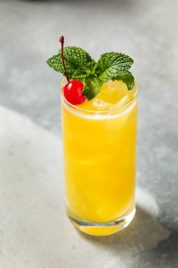 Lime Galliano ve Gin ile Soğuk Sarı Kuş Kokteyli