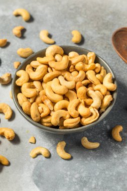 Bir kâsede tuzlanmış ve kızartılmış organik kaju.