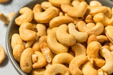 Bir kâsede tuzlanmış ve kızartılmış organik kaju.