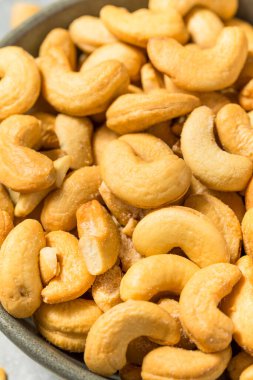 Bir kâsede tuzlanmış ve kızartılmış organik kaju.