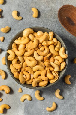 Bir kâsede tuzlanmış ve kızartılmış organik kaju.