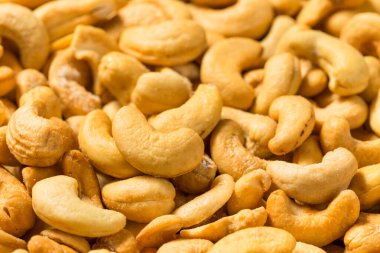 Bir kâsede tuzlanmış ve kızartılmış organik kaju.