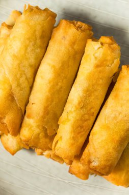 Kızarmış Filipinli Domuz Lumpia soslu.