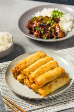 Kızarmış Filipinli Domuz Lumpia soslu.