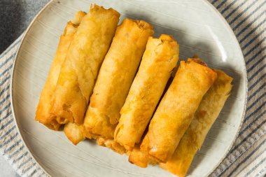 Kızarmış Filipinli Domuz Lumpia soslu.