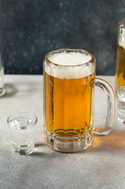 Bira ve votka ile sarhoş Rus Yorsh Boilermaker