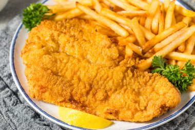 Ev yapımı patates kızartması ve maydanozlu kedi balığı.