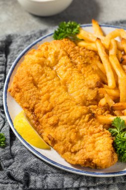 Ev yapımı patates kızartması ve maydanozlu kedi balığı.