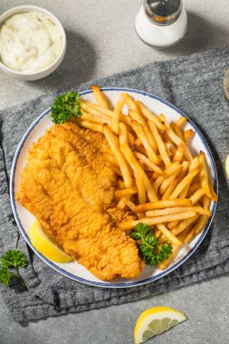 Ev yapımı patates kızartması ve maydanozlu kedi balığı.