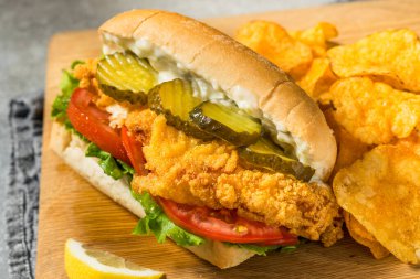 Marul Domates ve Turşulu Güney Ev Yapımı Kedi Balığı Sandviçi