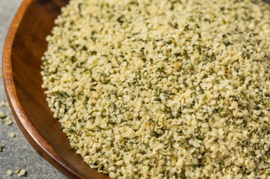 Organik Çiğ kenevir tohumları kasede