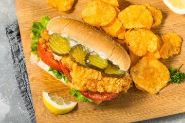 Marul Domates ve Turşulu Güney Ev Yapımı Kedi Balığı Sandviçi