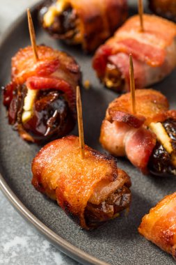 Sıcak Domuz Pastırması Keçi Peyniri ile Paketli Tarihler