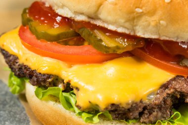 Fast Food Cheeseburger ve patates kızartması ile marul domates ve turşu.