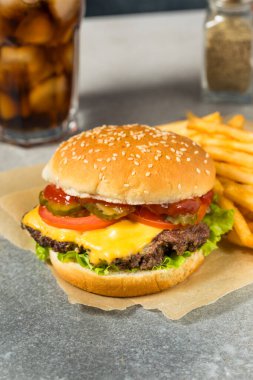 Fast Food Cheeseburger ve patates kızartması ile marul domates ve turşu.