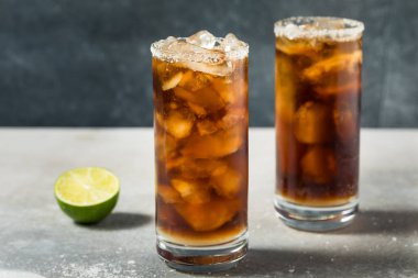 Sarhoş Meksika Batanga Kokteyli Kola ve tekila ile