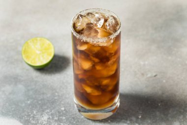 Sarhoş Meksika Batanga Kokteyli Kola ve tekila ile